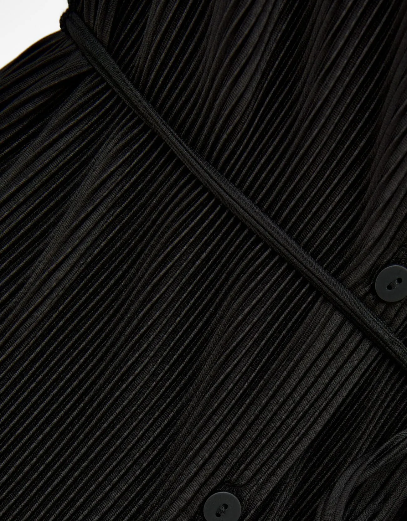 Plissiertes Minikleid mit langen Ärmeln und Gürtel